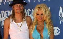 Pamela Anderson ist ein echter Kurzzeit-Ehen-Profi. Gemeinsam mit Kid Rock ging sie einen eigenwilligen Weg: Das Paar trennte sich erst und heiratete nach drei Jahren Beziehungspause. Netter Versuch, aber vier Monate später waren sie wieder getrennt. (Bild: Frederick M. Brown/Getty Images)