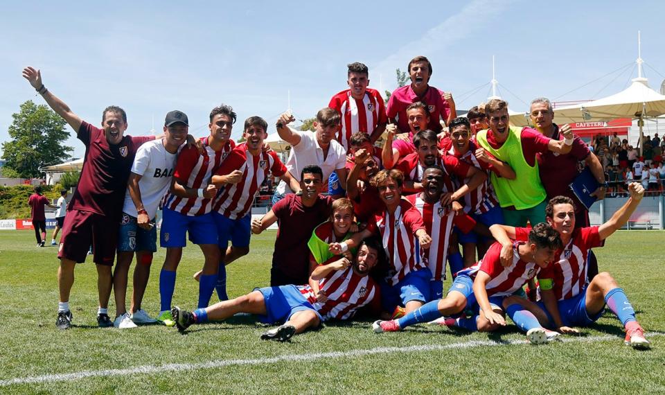 Todavía era considerado una gran promesa rojiblanca y llegó a ser convocado en un partido para el primer equipo e incluso jugó con la selección española sub-17, aunque después eligió defender a Guinea Ecuatorial (su país de nacimiento) y disputó tres partidos como internacional absoluto. En la imagen, con el juvenil del Atleti junto a sus compañeros en 2017. (Foto: Twitter / <a href="http://twitter.com/AtletiAcademia/status/876414327691128832/photo/2" rel="nofollow noopener" target="_blank" data-ylk="slk:@AtletiAcademia;elm:context_link;itc:0;sec:content-canvas" class="link ">@AtletiAcademia</a>).