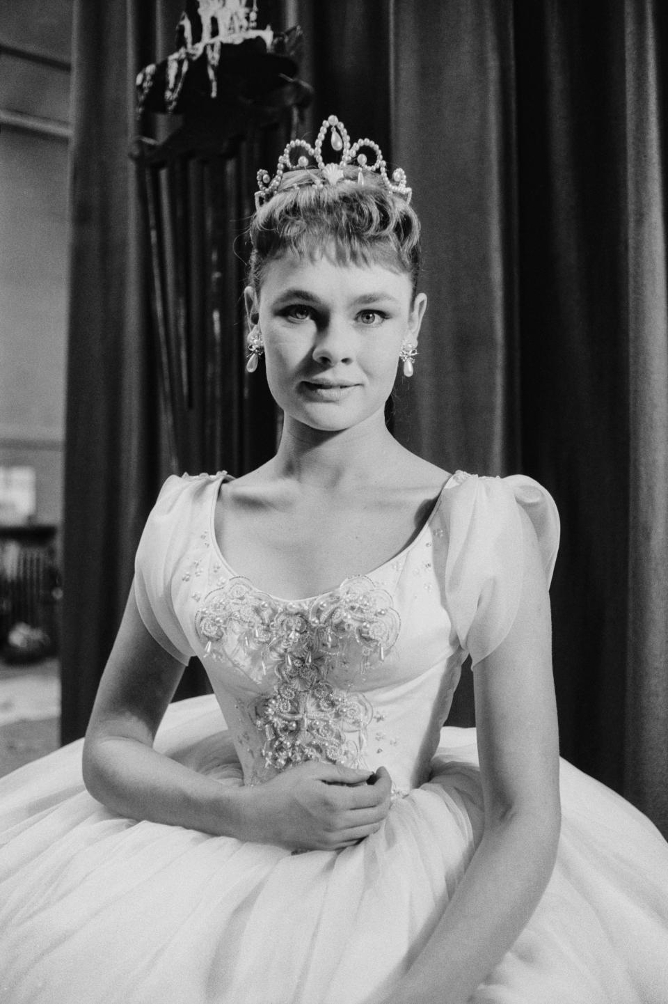 Dench debutó en el teatro interpretando a Ofelia en 'Hamlet' (en la imagen) y dos años después participó en su primera serie de televisión: 'Hilda Lessways' (1959). (Foto: Bob Haswel l/ Getty Images)