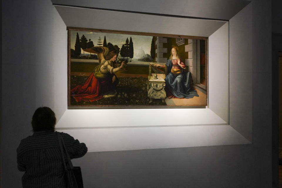 Un periodista admira la “Anunciación” de Leonardo Da Vinci durante un recorrido de prensa por la Galería Uffizi en su reapertura después de tres meses de cierre por el coronavirus el miércoles 3 de junio de 2020. (Foto AP/Andrew Medichini)