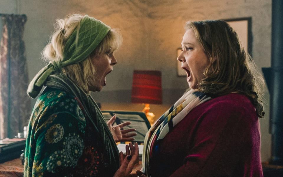 Gesangslehrerin Meghan Geoffrey-Bishop (Joanna Lumley, links) verlangt Millie (Danielle Macdonald) eine Menge ab. Wenn Millie wirklich Opernsängerin werden möchte, gibt es allerdings auch viel zu tun. (Bild: 24 Bilder)