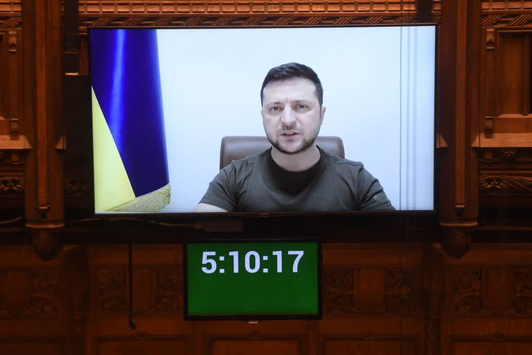 Una fotografía difundida por el Parlamento británico muestra al presidente de Ucrania, Volodymyr Zelensky, hablando con los diputados británicos por videoconferencia en directo en la Cámara de los Comunes, en Londres, el 8 de marzo de 2022.