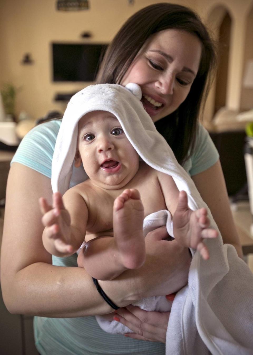 Sebastián de la Cruz, de 11 meses con su mamá, Paola Vargas, el jueves 31 de julio de 2014. Su tía Pamela Rauseo salvó a Sebastián practicándole la reanimación cardiopulmonar cuando dejó de respirar mientras viajaba por la autopista 836 en febrero. Al Diaz/MIAMI HERALD STAFF