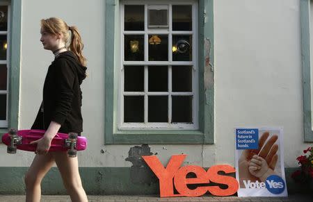 "Yes" placards rest against a building in Stornoway on the Isle of Lewis in the Outer Hebrides September 13, 2014. REUTERS/Cathal McNaughton