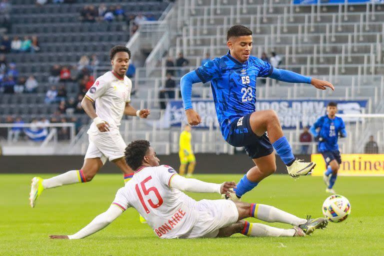 Melvin Cartagena avanza ante la defensa de Bonaire en el amistoso jugado por El Salvador en la noche del miércoles; el mediocampista fue uno de los ocho jugadores que sólo jugó el primer tiempo.