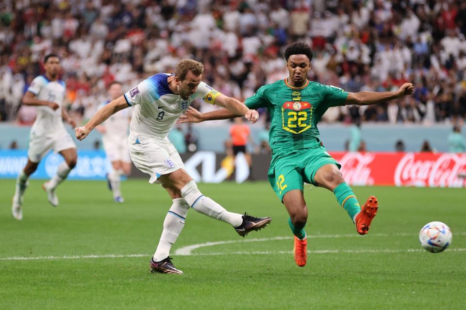 L'Anglais Harry Kane marque le deuxième but de l'équipe devant le Sénégalais Abdou Diallo (Getty Images)