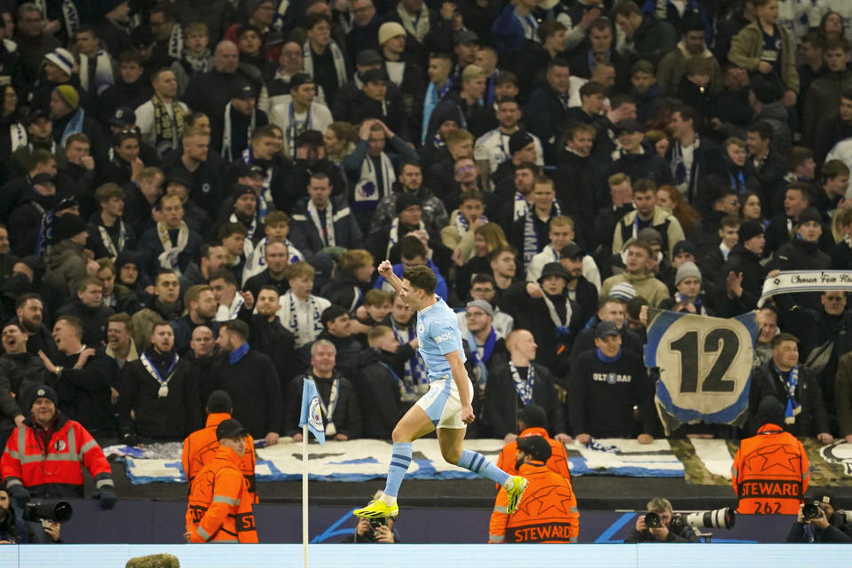 Julián Álvarez del Manchester City festeja tras marcar el segundo gol ante Copenhague por los octavos de final de la Liga de Campeones, el miércoles 6 de marzo de 2024, en Manchester. (AP Foto/Dave Thompson)