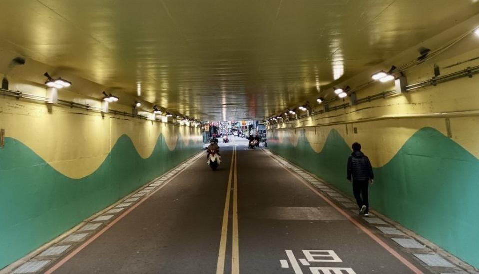 新北市三重區車路頭街涵洞將增設人行道，四月十七日起施工雙向車道將全時段封閉車輛請改道。　（記者吳瀛洲攝）