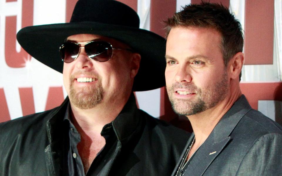 Country music duo Montgomery Gentry, Eddie Montgomery (L) and Troy Gentry - REUTERS