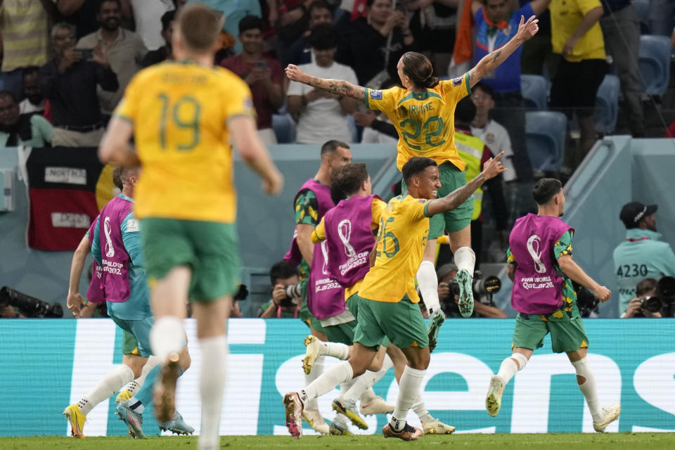 Los jugadores de Australia celebran el gol de Mathew en el partido del Grupo D del Mundial entre Australia y Dinamarca, en el estadio Al Janoub, en Al Wakrah, Qatar, el 30 de noviembre de 2022. (AP Foto/Aijaz Rahi)