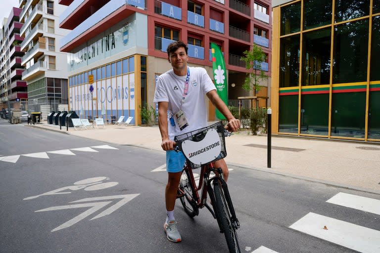 Nicolás Keenan, delantero del seleccionado de hockey, andando en bicicleta por la Villa Olímpica