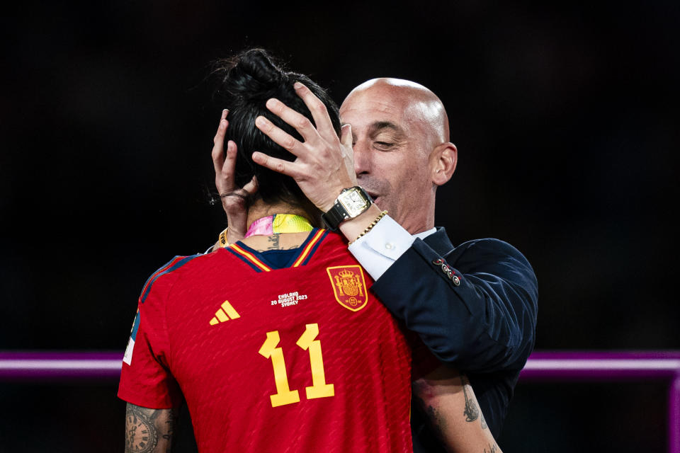 El momento en que Luis Rubiales toma a Jeniffer Hermoso por la cabeza y la besa sin su consentimiento. |  Noemi Llamas/Eurasia Sport Images/Getty Images