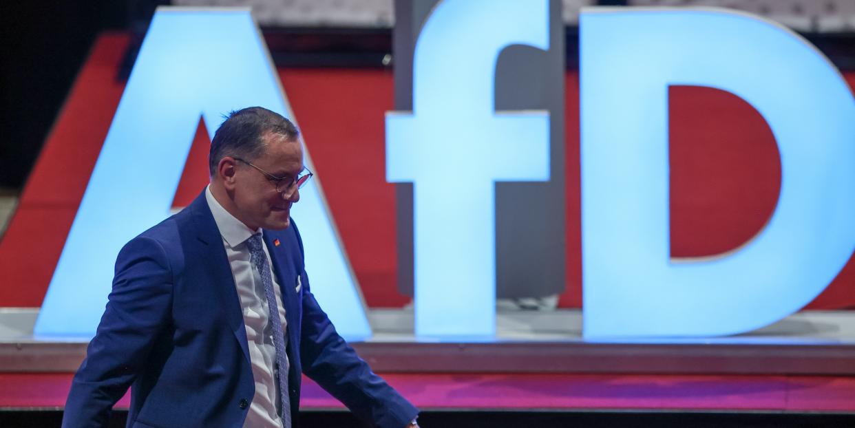 Tino Chrupalla (AfD), Bundesvorsitzender, geht nach seiner Rede auf dem Landesparteitag der AfD in der Sachsenlandhalle an dem Logo der Partei vorbei.<span class="copyright">Jan Woitas/dpa</span>