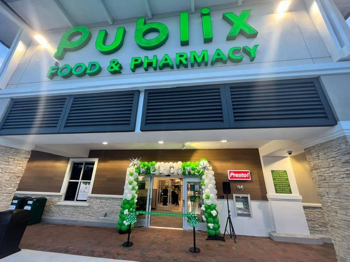 A newly rebuilt Publix opened in West Kendall. Ron Magill/For the Miami Herald