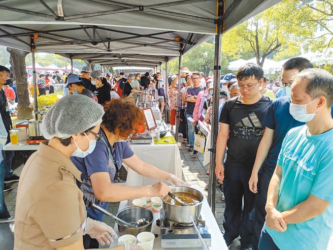 2020台南肉燥飯節21日登場，現場有65家攤位提供6500份肉燥飯讓民眾免費品嘗，民眾參與相當踴躍，開放不到1小時就被吃光光。（莊曜聰攝）