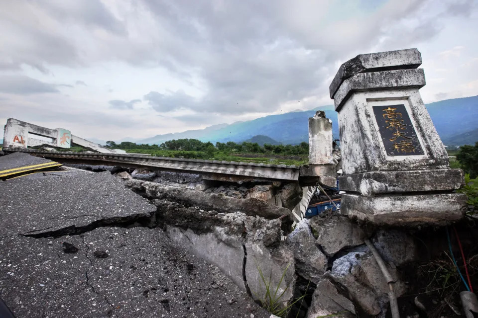 台灣東部發生芮氏規模6.8地震，花蓮玉里鎮的高寮大橋斷裂，有3人跌落，所幸都獲救。記者季相儒／攝影
