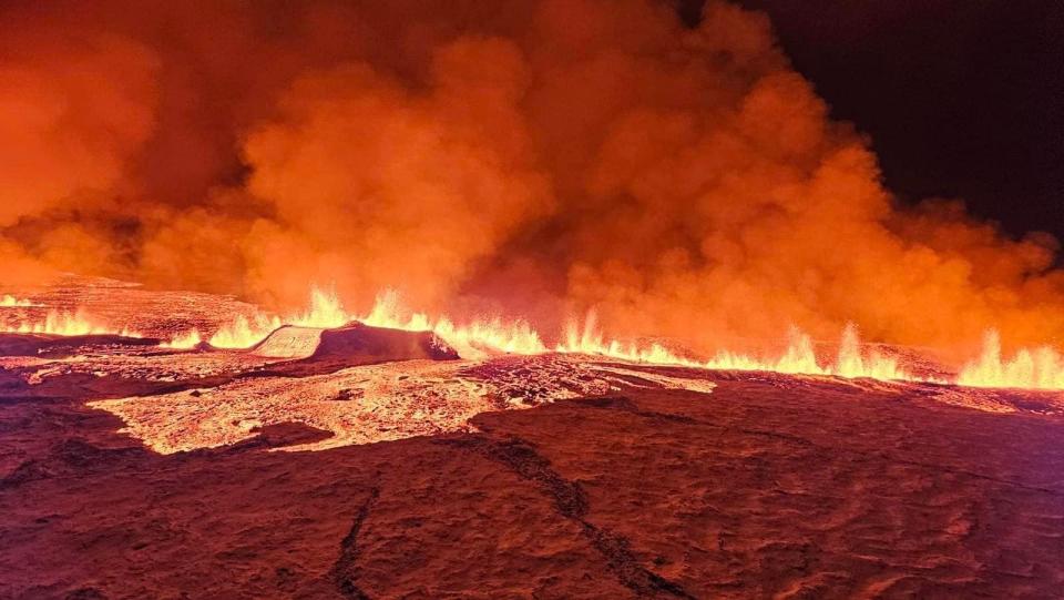 冰島雷克雅內斯半島火山週一（12月18日）爆發，與夜空呈鮮明對比。取自冰島氣象中心