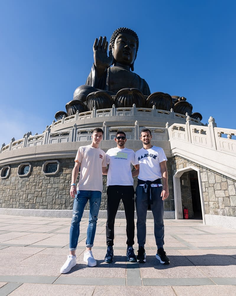 馬路辛（Fábián Marozsán）（左起）、阿里華路（Marcelo Arévalo）及帕域（Mate Pavić）在除夕造訪了香港的著名景點天壇大佛。（圖：Hong Kong Men’s Tennis Open）