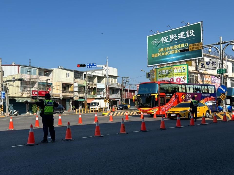 為了紓解南下墾丁與前往花東的車流，屏東枋寮分局一早就在水底寮路段實施調撥車道與交管。（圖：枋寮分局提供）