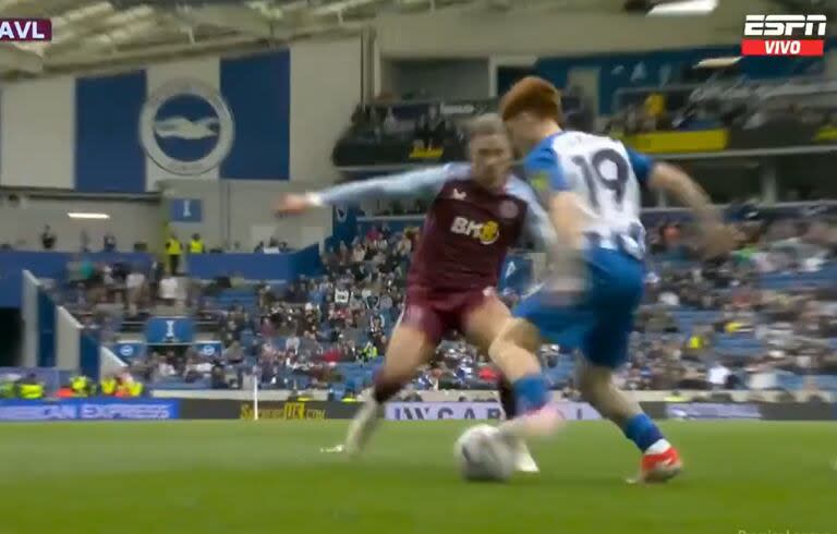 El caño de Valentín Barco a Cash, defensor de Aston Villa; el jugador es elogiado por el DT de Brighton