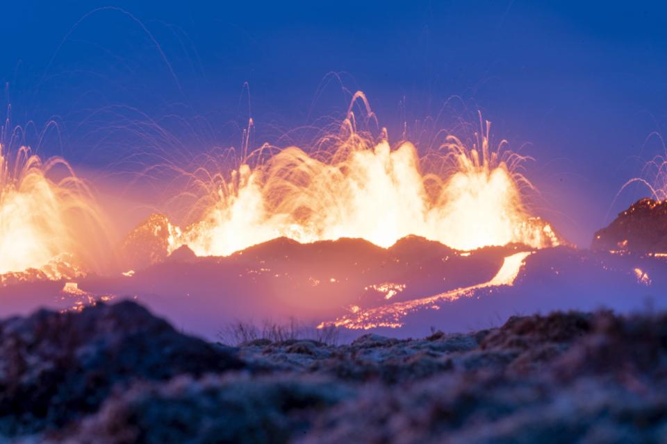 Glühende Lava sprudelt aus dem Vulkan in Island - Copyright: picture alliance / AA | Emin Yogurtcuoglu