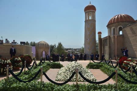 Russian President Vladimir Putin comes to lay flowers at the grave of late Uzbek President Islam Karimov in Samarkand, Uzbekistan, September 6, 2016. Sputnik/Kremlin/Alexei Druzhinin/via REUTERS