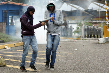 Demonstrators carrying a rudimentary mortar, clash with riot police during a protest against Venezuelan President Nicolas Maduro's government in San Cristobal, Venezuela April 5, 2017. REUTERS/Carlos Eduardo Ramirez