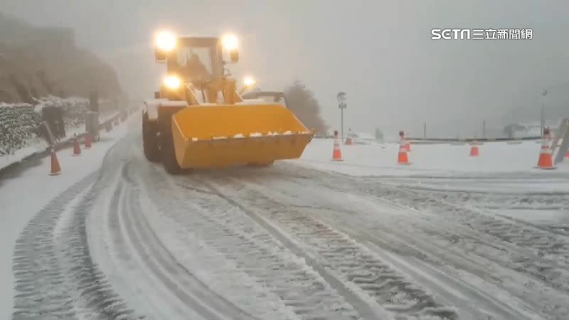 山區的雪堆積太厚，鏟雪車出動讓民眾能夠通行。