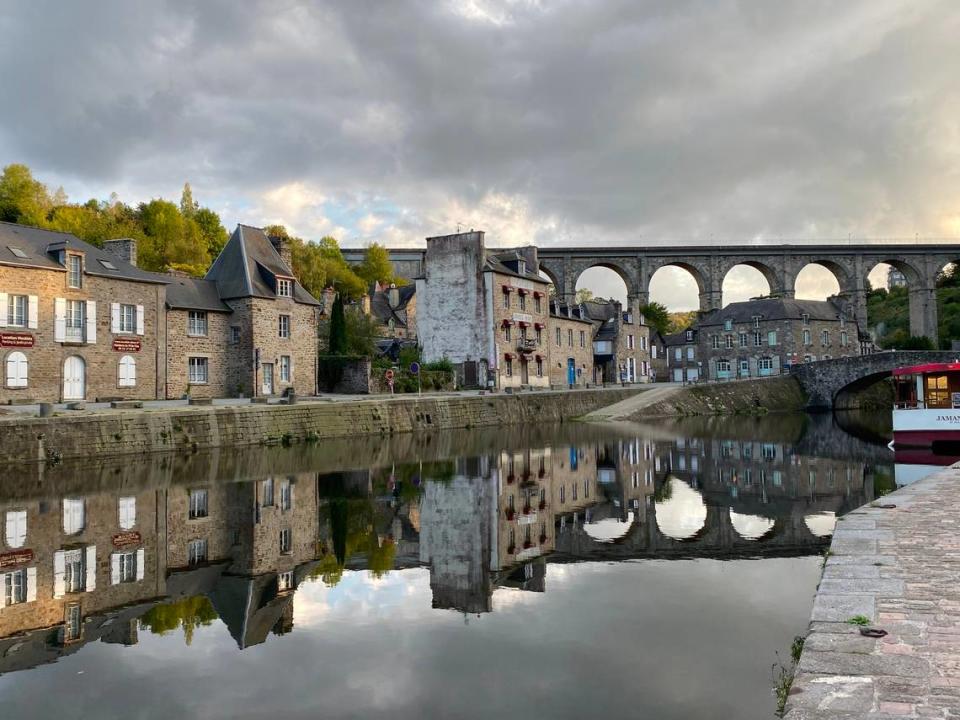 Río La Rance en Dinan, Bretaña.