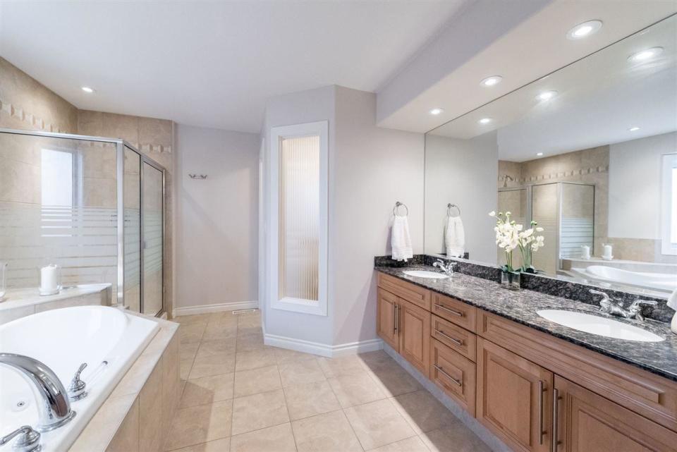 <p><span>19 Kingsford Cres., St. Albert, Alta.</span><br>There are four bathrooms in total, including this spacious, six-piece master bathroom.<br>(Photo: Zoocasa) </p>