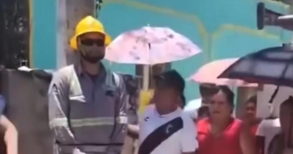 En Yucatán amarran a poste a trabajador de CFE. Foto: Captura de video Facebook vía Noticias 24siete