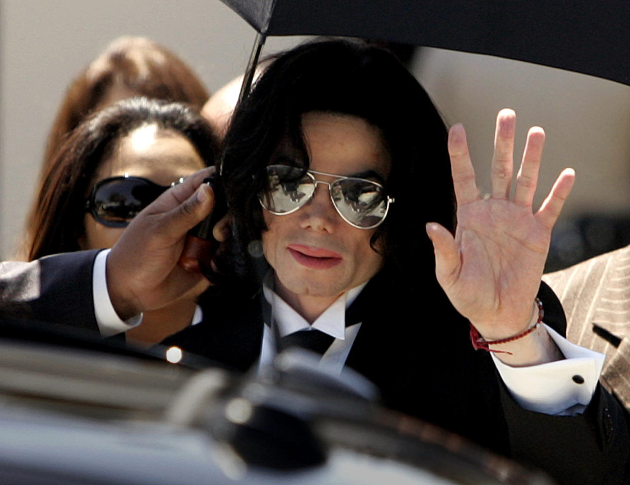 Michael Jackson walks el día que fue absuelto en una corte de California de las acusaciones de abuso infantil en el 2005.  (Photo by Wally Skalij/Los Angeles Times via Getty Images)