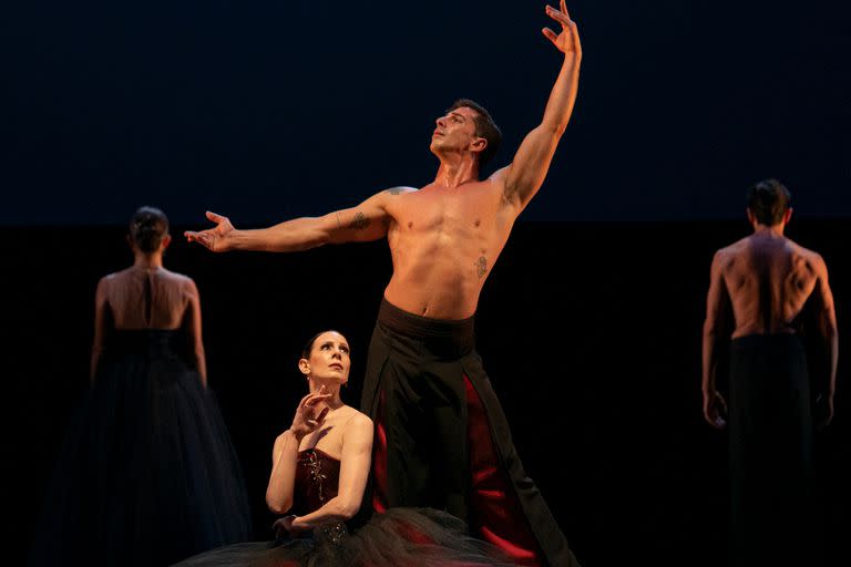 Igor Vallone y una espléndida Paula Cassano, en el dúo del segundo movimiento, tributo a Karsávina, Nijinsky y toda la troupe de los Ballets Rusos