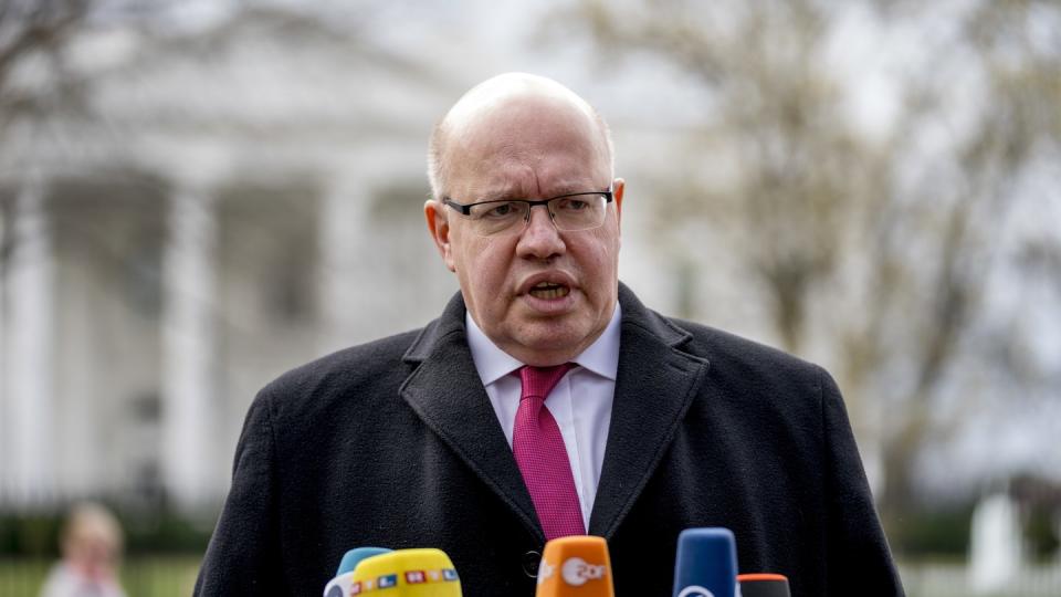 Bundeswirtschaftsminister Peter Altmaier vor dem Weißen Haus. Altmaier hat sich im Kampf gegen die Abwendung von US-Zöllen auf Stahl- und Aluminium zuversichtlich gezeigt, eine Lösung zu erreichen. Foto: Andrew Harnik