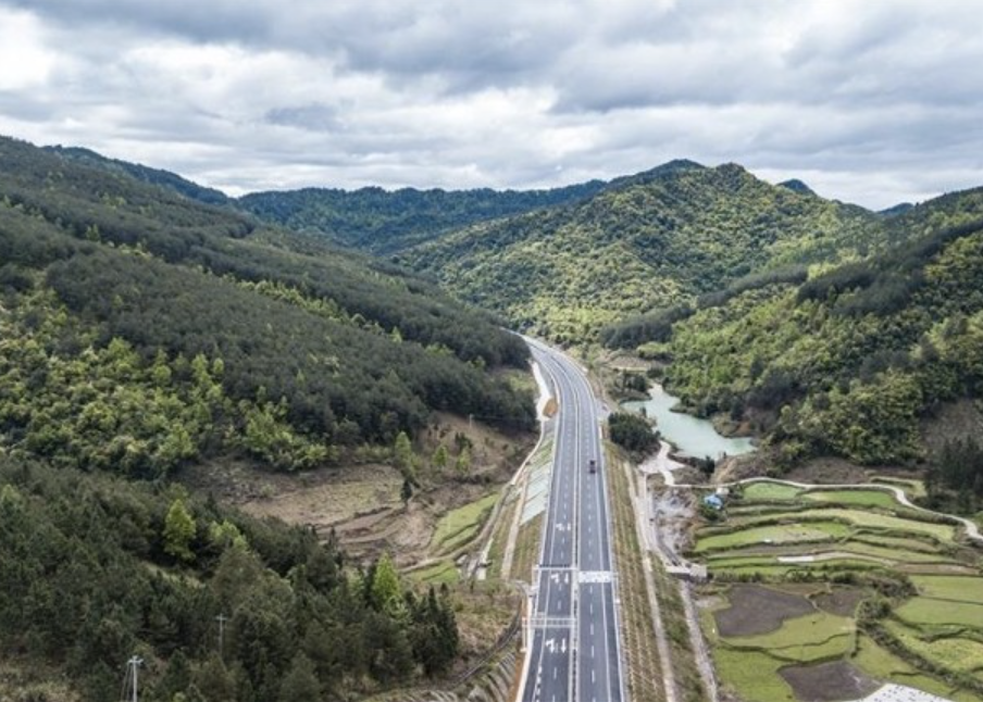 大巴行經三荔高速公路時失事翻側。圖為該公路景貌。

