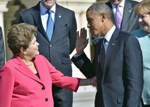 La presidenta de Brasil, Dilma Rousseff y el mandatario de EEUU Barack Obama, dialogan durante la Cumbre del G20 el 6 de setiembre de 2013 en San Petersburgo (AFP | Jewel Samad)