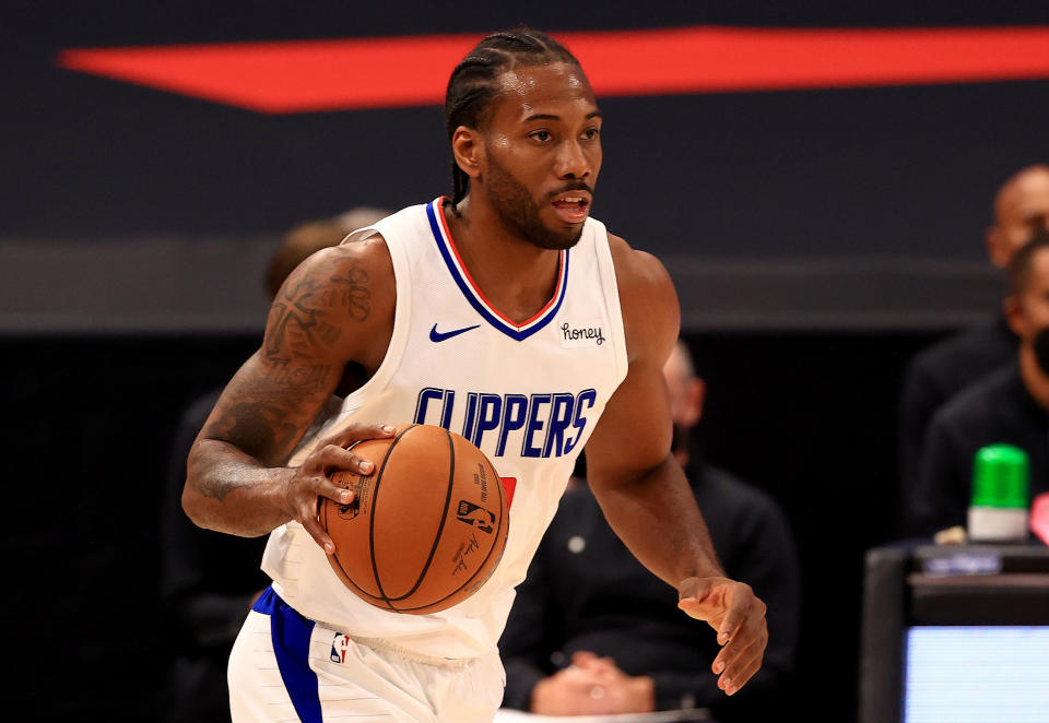 TAMPA, FLORIDA - MAY 11: Kawhi Leonard #2 of the LA Clipperslooks to pass during a game against the Toronto Raptors at Amalie Arena on May 11, 2021 in Tampa, Florida. (Photo by Mike Ehrmann/Getty Images) NOTE TO USER: User expressly acknowledges and agrees that, by downloading and or using this photograph, User is consenting to the terms and conditions of the Getty Images License Agreement.