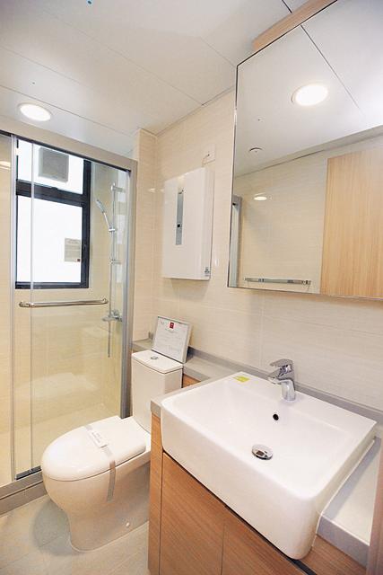 屯門翠鳴臺18樓J室一房單位洗手間設於房間內，客人上門甚為不便。（梁偉榮攝）