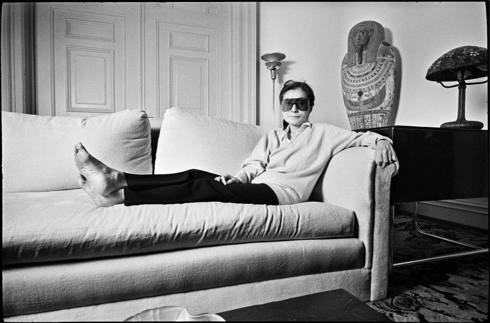 Retrato de la artista japonesa Yoko Ono en su apartamento en el edificio Dakota en Central Park West, Nueva York, Nueva York, 8 de diciembre de 1981. La foto fue tomada en el primer aniversario del asesinato de su marido John Lennon, que recibió un disparo fuera del edificio. (Foto de Derek Hudson/Getty Images)