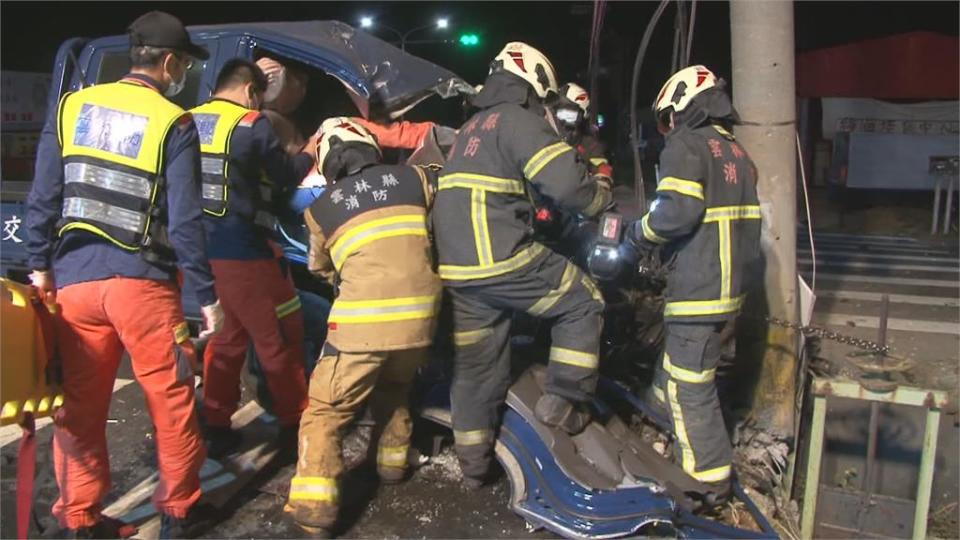 雲林路口電線桿歪一邊　路過民眾憂：不知何時會倒塌