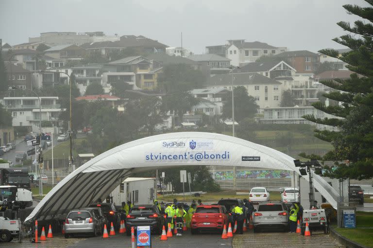 Testeos de coronavirus en la popular Bondi Beach, en Sídney