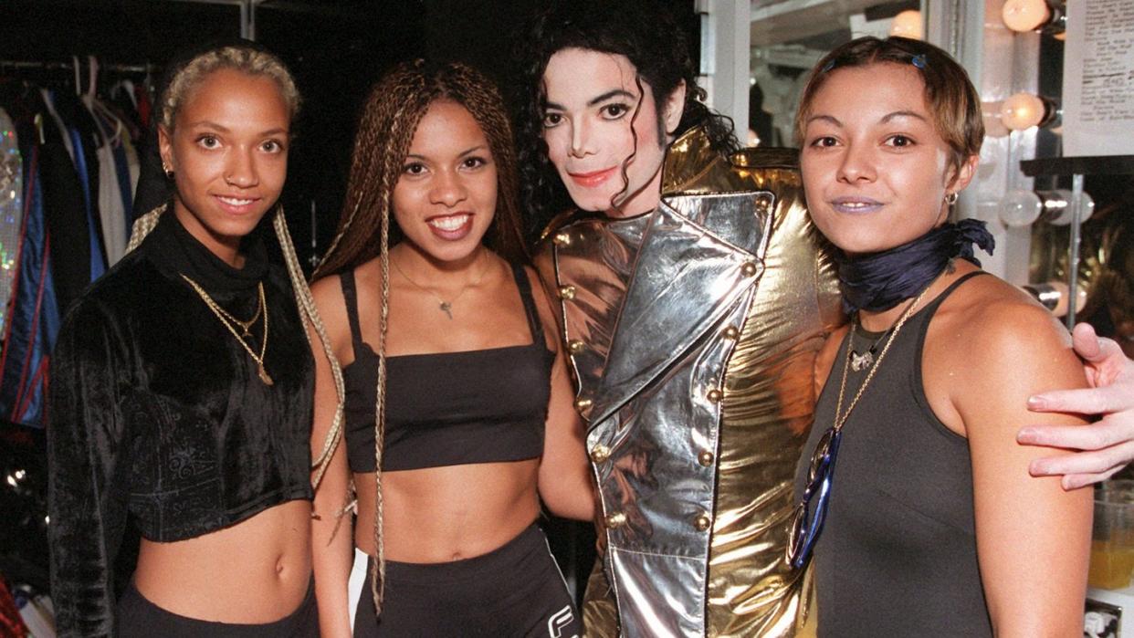 Michael Jackson vor seinem Kölner Konzert 1997 mit Lee (l-r), Ricky und Jazzy von der deutschen Mädchen-Band Tic Tac Toe. Foto: dpa Isaac