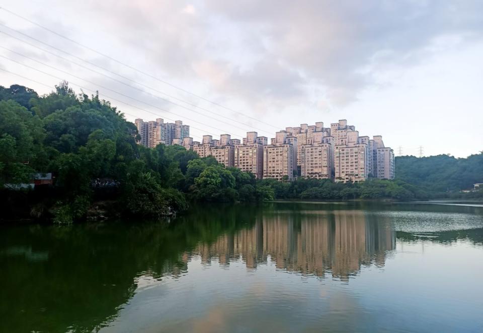 ▲金龍湖為台北市罕見的大型湖泊，湖畔景觀住家相當收到歡迎，面湖中古大樓單價已站上4字頭。

