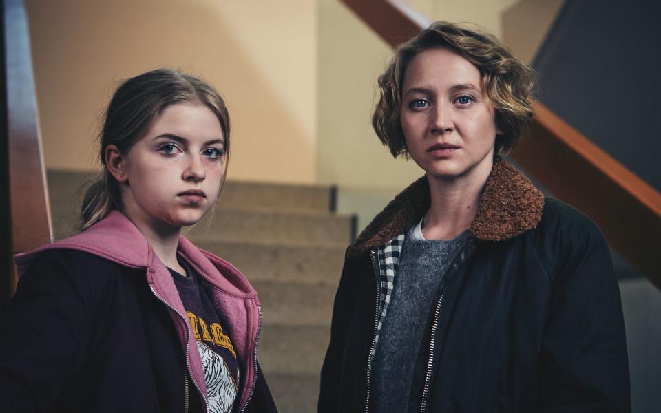 Blum (Anna Maria Mühe, rechts) und ihre Tochter Nela (Emilia Pieske) gehen ganz unterschiedlich mit ihrer Trauer um. (Bild: Netflix)