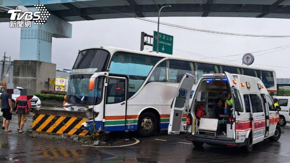 遊覽車駕駛疑似心臟不適自撞分隔島送醫。（圖／TVBS）