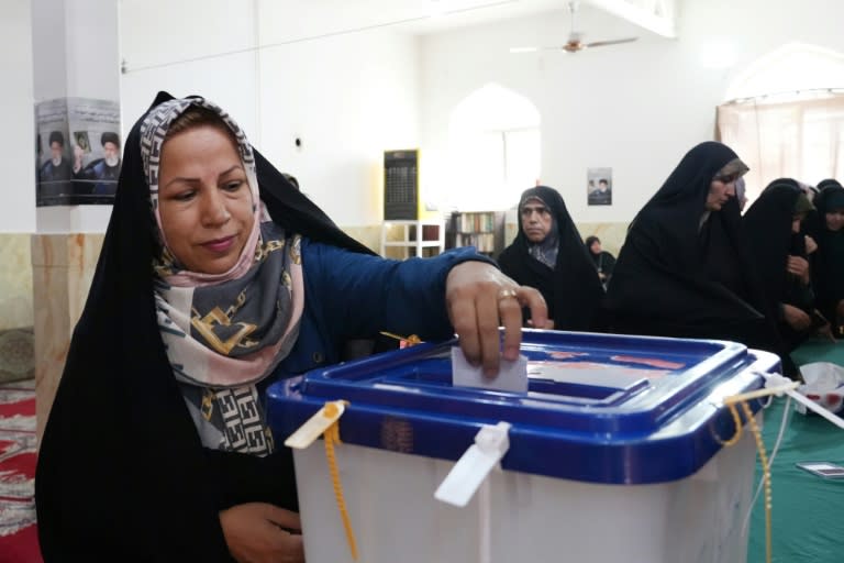 Une électrice vote pour la présidentielle iranienne dans un bureau de vote à Téhéran le 28 juin 2024 (RAHEB HOMAVANDI)