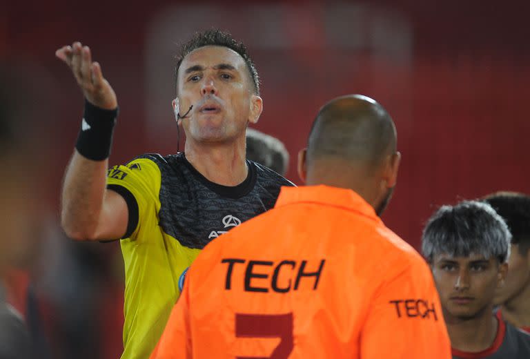 Pablo Dóvalo: en el ojo de la tormenta después de un arbitraje polémico que volvió a inflamar al fútbol argentino