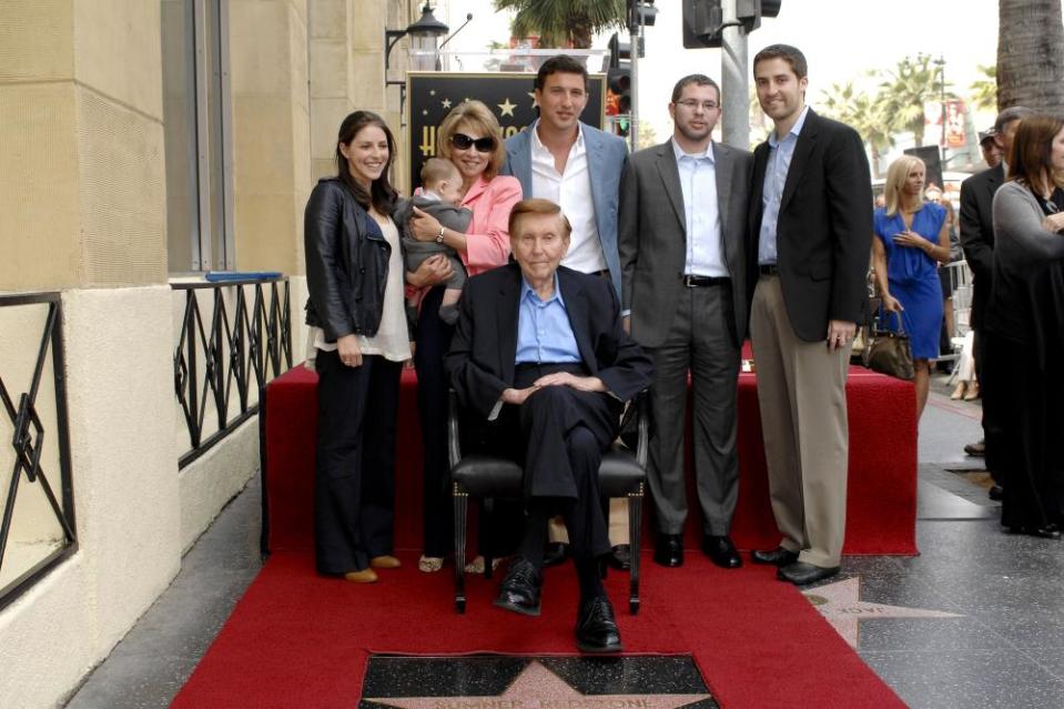 Sumner Redstone et sa famille en 2012.