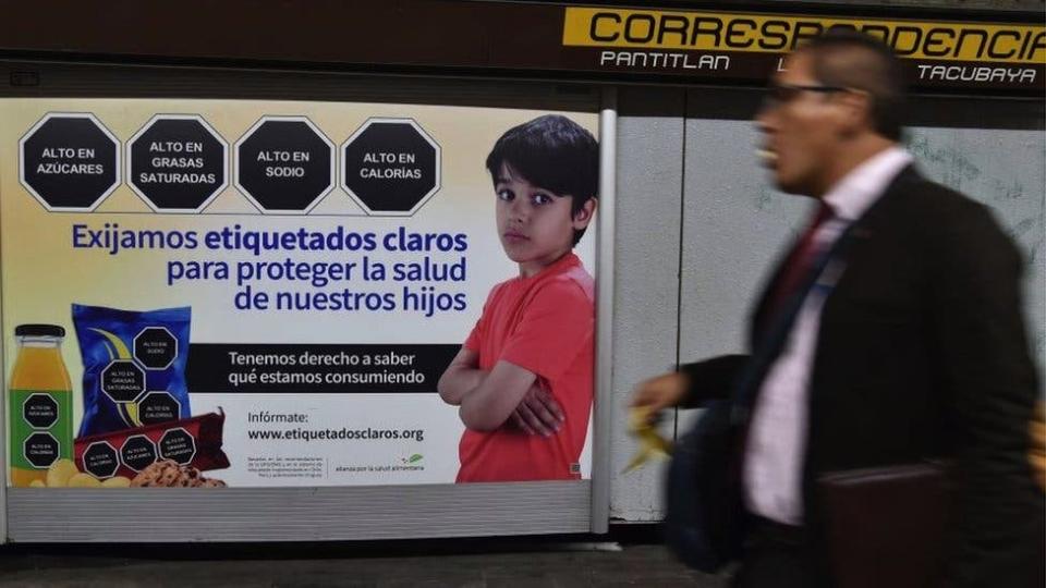 La norme prohíbe las campañas publicitarias infantiles de alimentos con excesos