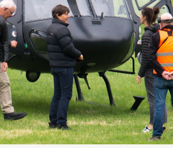 Tom y parte del equipo en el set de rodaje de Misión imposible 8, frente al helicóptero